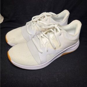 Under Armor Woman’s Size 9.5 White Athletic Sneakers with Gum Sole